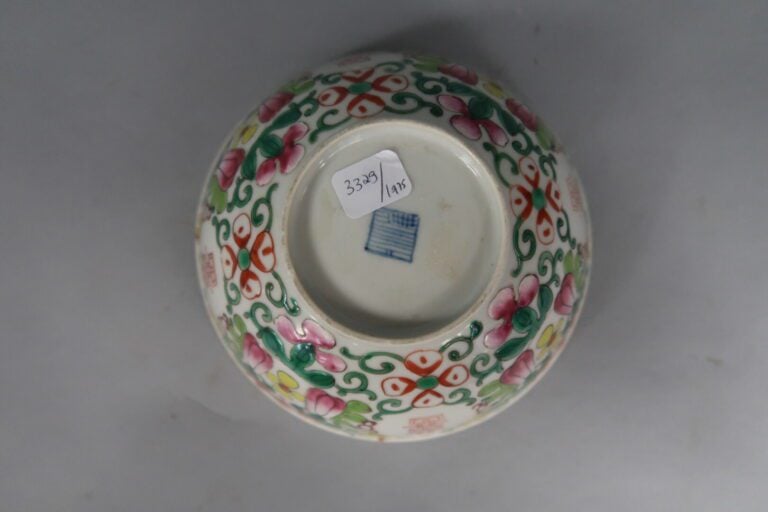 Chine - Bol en porcelaine à décor émaillé de fleurs dans leurs rinceaux feuilla…