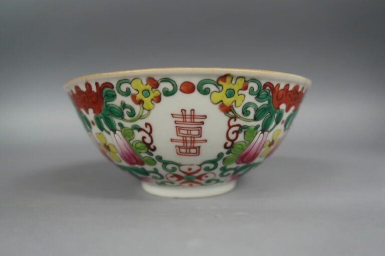 Chine - Bol en porcelaine à décor émaillé de fleurs dans leurs rinceaux feuilla…