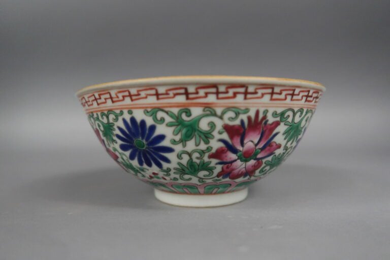 Chine - Bol en porcelaine à décor émaillé de fleurs de lotus dans leurs rinceau…