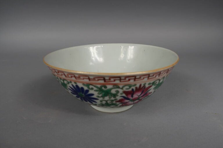 Chine - Bol en porcelaine à décor émaillé de fleurs de lotus dans leurs rinceau…