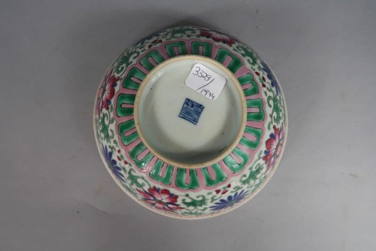 Chine - Bol en porcelaine à décor émaillé de fleurs de lotus dans leurs rinceau…