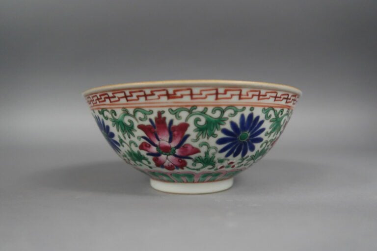 Chine - Bol en porcelaine à décor émaillé de fleurs de lotus dans leurs rinceau…