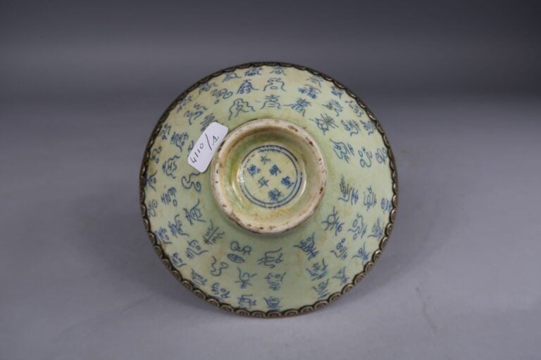 Chine - Bol en porcelaine bleu blanc craquelé à décor de qilin parmi feuille de…