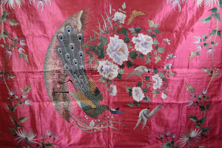 Chine - Broderie en soie à décor d'un paon entouré d'un entourage feuillagé sur…