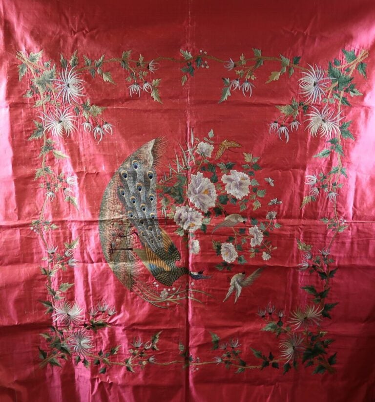 Chine - Broderie en soie à décor d'un paon entouré d'un entourage feuillagé sur…