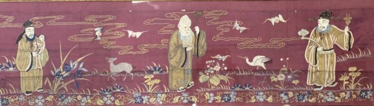 Chine, - Broderie sur soie rouge à décor des trois dieux du bonheur (San Xing)…