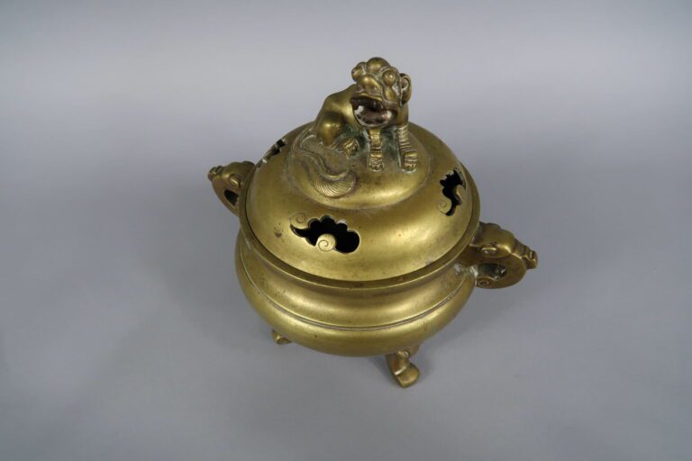 Chine - Brûle-parfum en bronze doré tripode à décor d'un chien de fô stylisé et…
