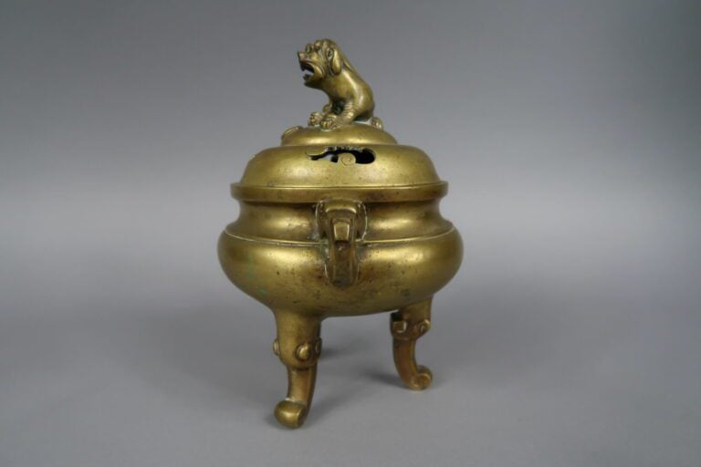 Chine - Brûle-parfum en bronze doré tripode à décor d'un chien de fô stylisé et…