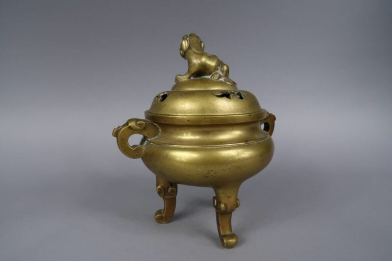 Chine - Brûle-parfum en bronze doré tripode à décor d'un chien de fô stylisé et…