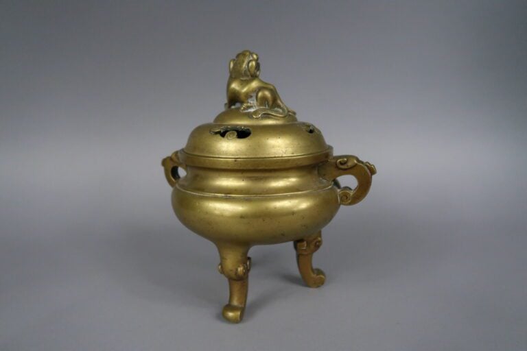 Chine - Brûle-parfum en bronze doré tripode à décor d'un chien de fô stylisé et…