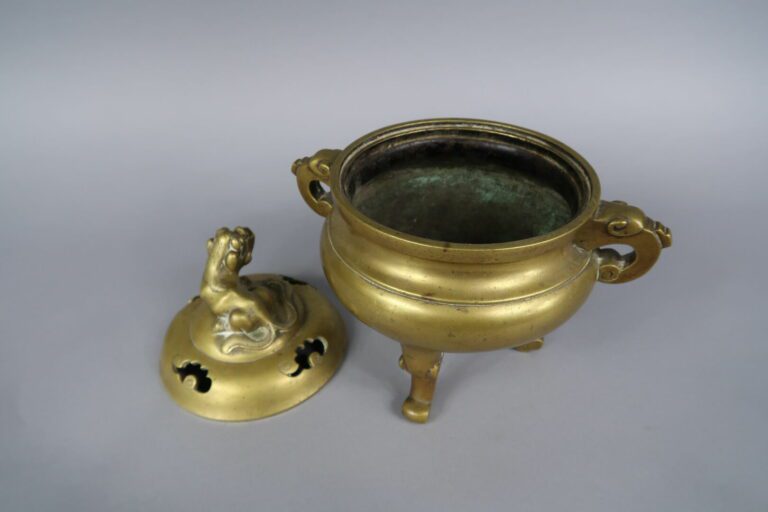 Chine - Brûle-parfum en bronze doré tripode à décor d'un chien de fô stylisé et…