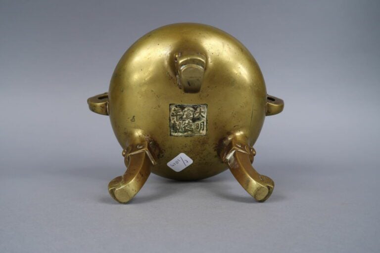 Chine - Brûle-parfum en bronze doré tripode à décor d'un chien de fô stylisé et…