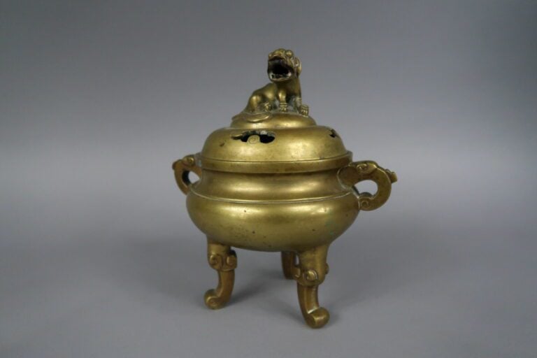 Chine - Brûle-parfum en bronze doré tripode à décor d'un chien de fô stylisé et…