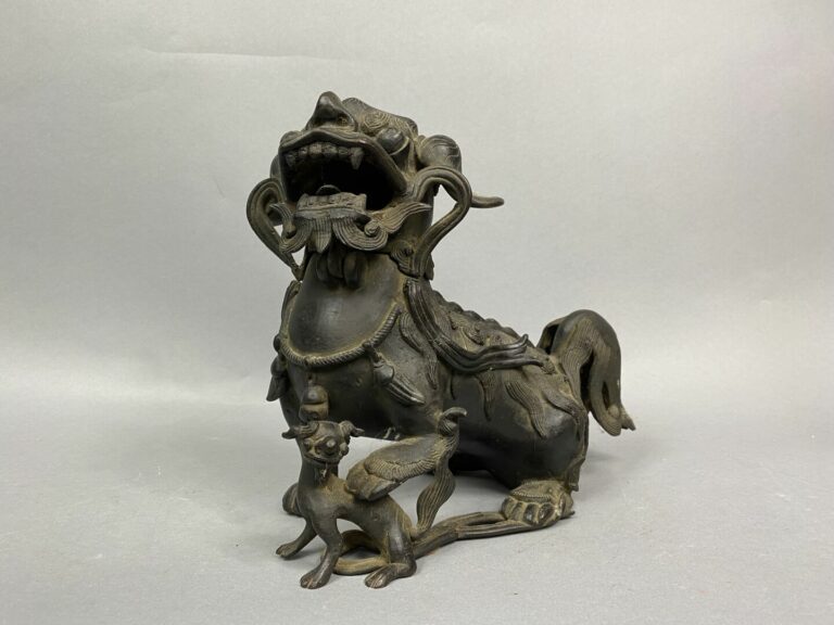 Chine - Brûle parfum en bronze formant un chien de Fô - 22.5 x 11 x 26 cm