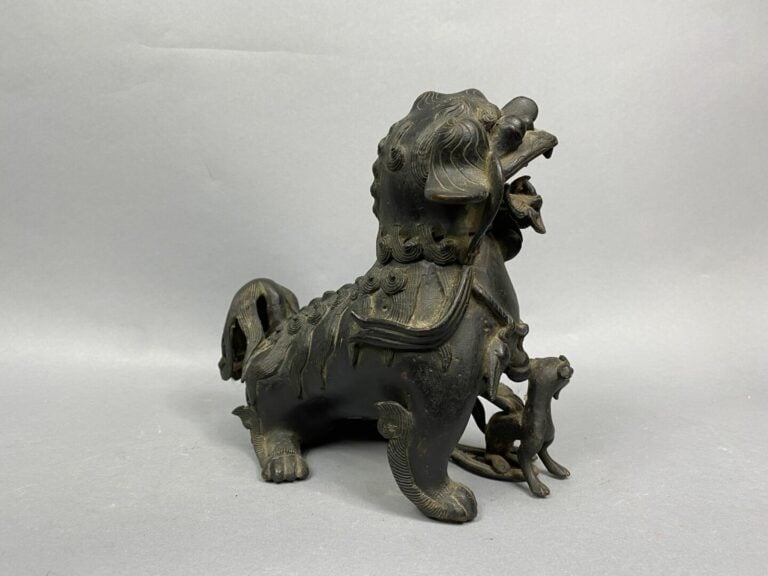 Chine - Brûle parfum en bronze formant un chien de Fô - 22.5 x 11 x 26 cm