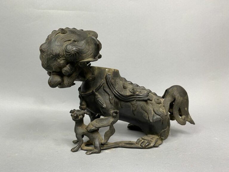 Chine - Brûle parfum en bronze formant un chien de Fô - 22.5 x 11 x 26 cm