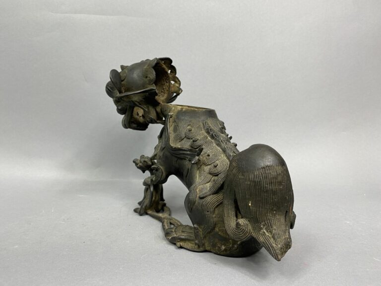 Chine - Brûle parfum en bronze formant un chien de Fô - 22.5 x 11 x 26 cm