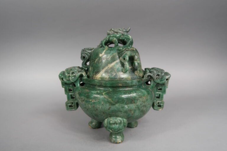 Chine, - Brûle-parfum tripode en pierre dure verte veiné sculpté à décor de dra…
