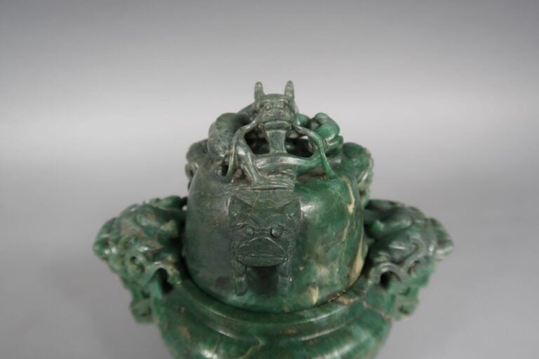 Chine, - Brûle-parfum tripode en pierre dure verte veiné sculpté à décor de dra…