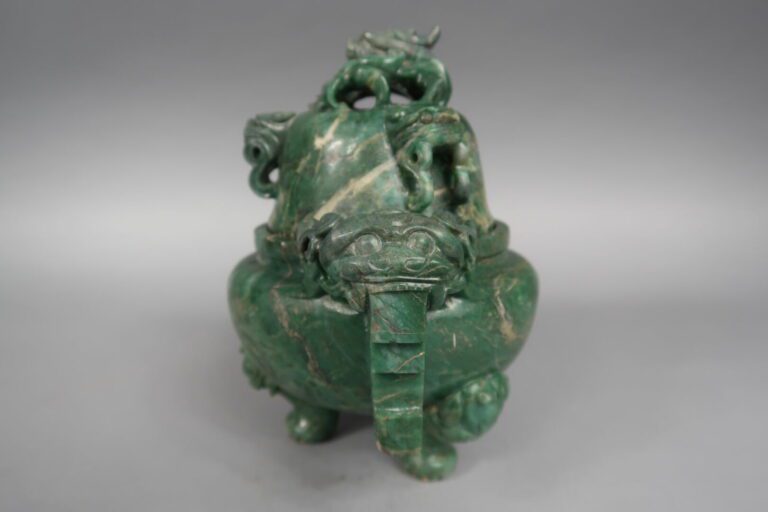 Chine, - Brûle-parfum tripode en pierre dure verte veiné sculpté à décor de dra…