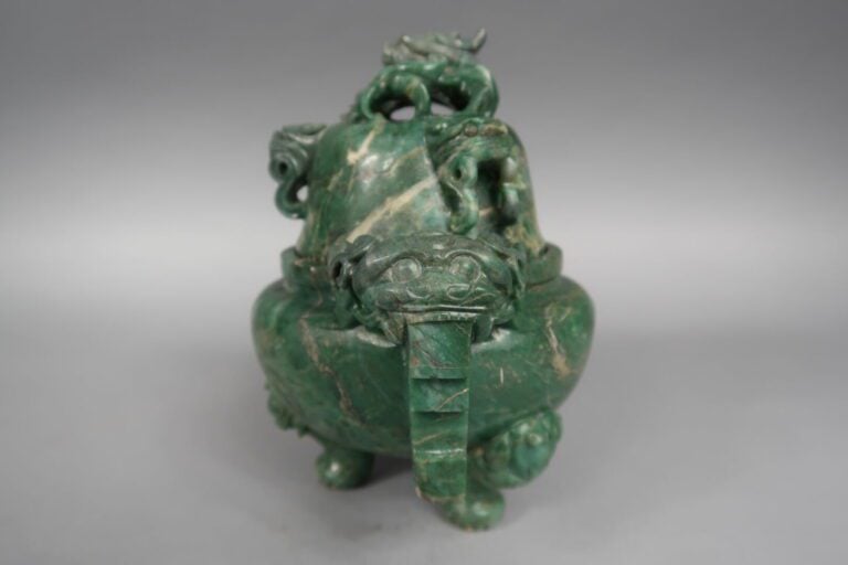 Chine, - Brûle-parfum tripode en pierre dure verte veiné sculpté à décor de dra…