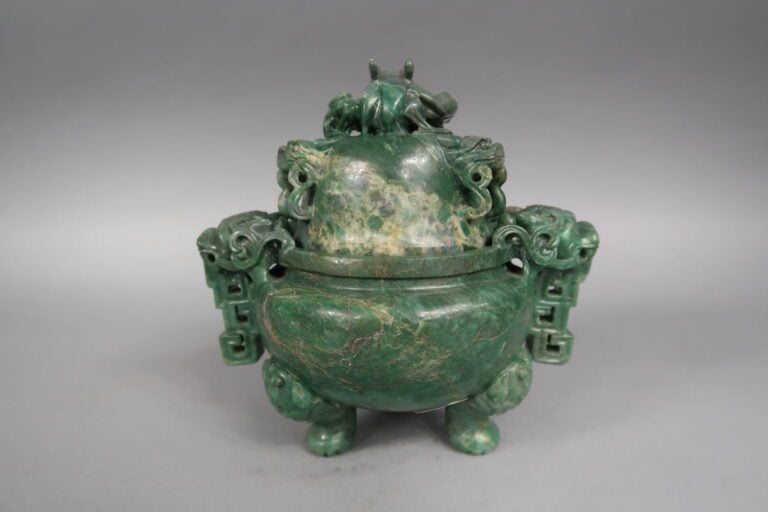 Chine, - Brûle-parfum tripode en pierre dure verte veiné sculpté à décor de dra…