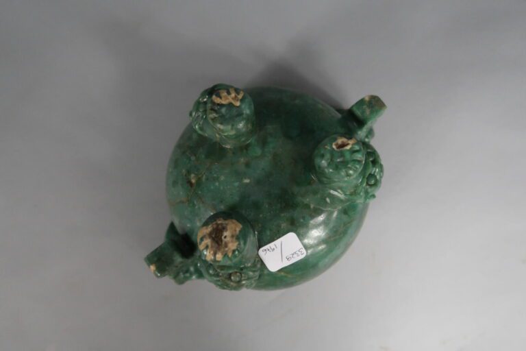 Chine, - Brûle-parfum tripode en pierre dure verte veiné sculpté à décor de dra…