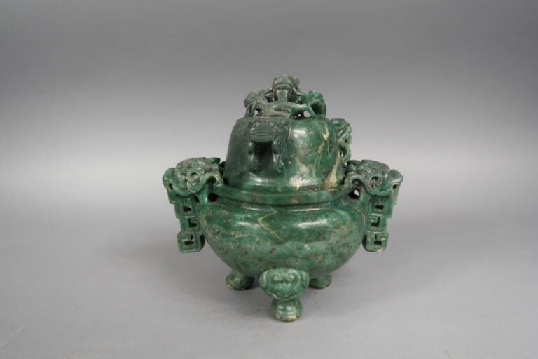 Chine, - Brûle-parfum tripode en pierre dure verte veiné sculpté à décor de dra…