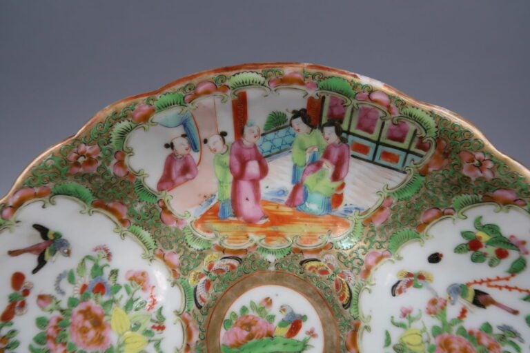 Chine, Canton - Coupe polylobée en porcelaine émaillée polychrome à décor de re…