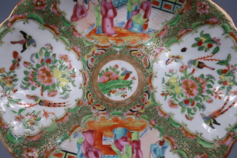 Chine, Canton - Coupe polylobée en porcelaine émaillée polychrome à décor de re…