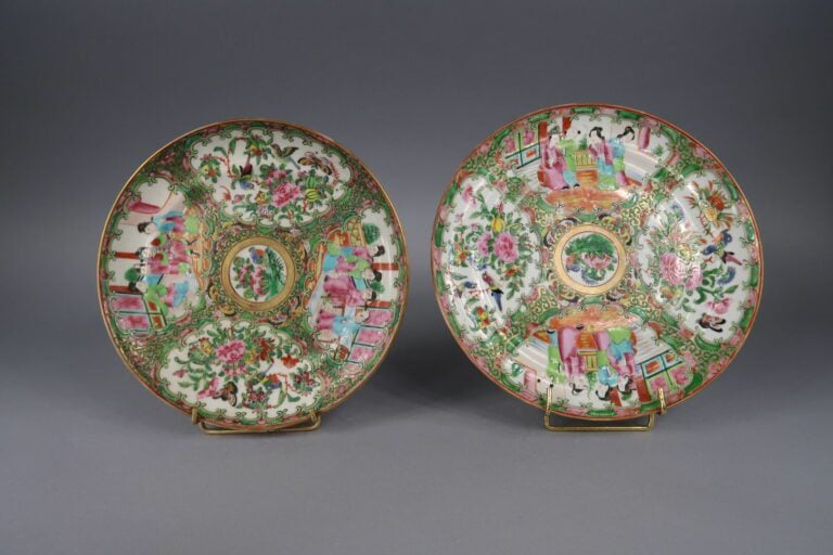 Chine, Canton - Ensemble de quatre d'assiettes en porcelaine émaillée polychrom…