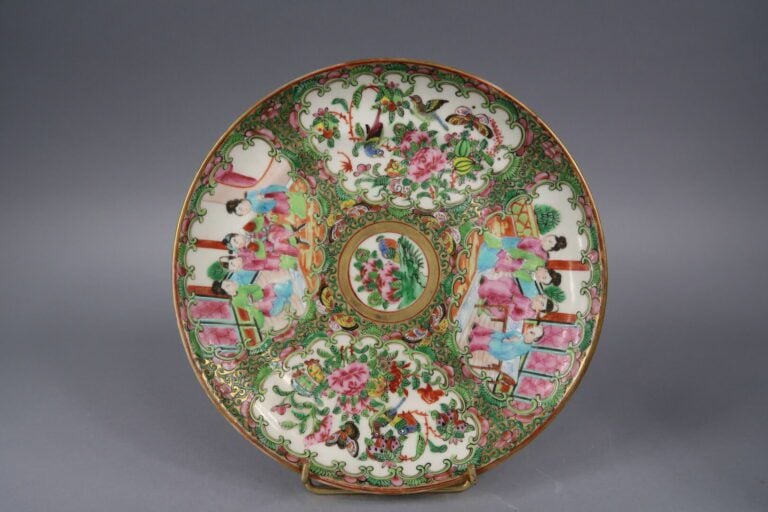 Chine, Canton - Ensemble de quatre d'assiettes en porcelaine émaillée polychrom…