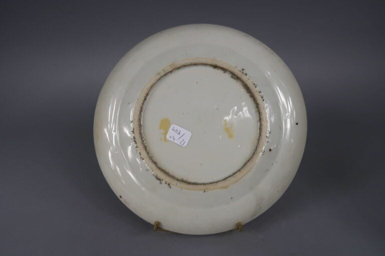 Chine, Canton - Ensemble de quatre d'assiettes en porcelaine émaillée polychrom…