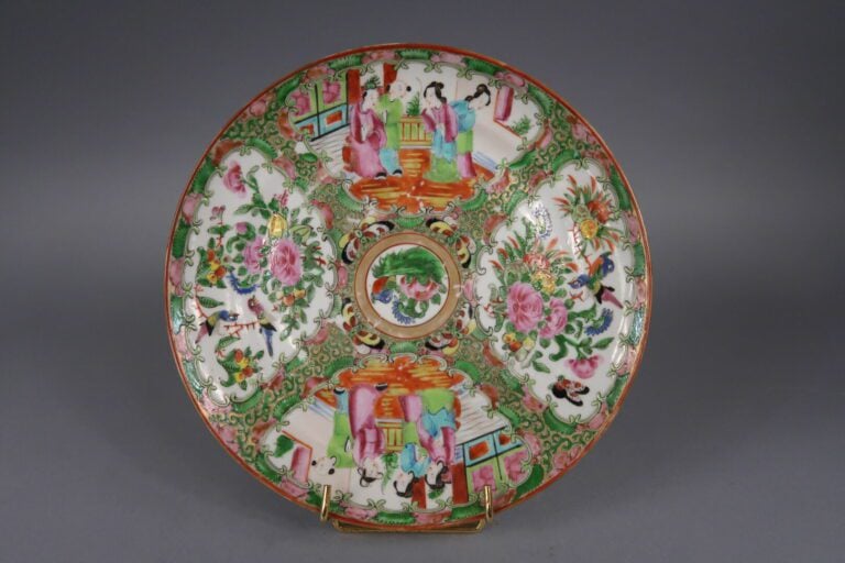 Chine, Canton - Ensemble de quatre d'assiettes en porcelaine émaillée polychrom…