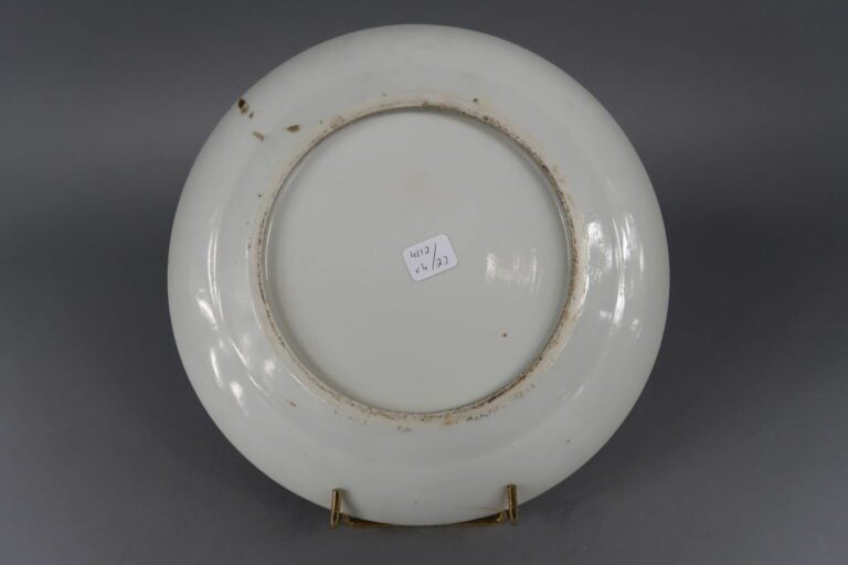 Chine, Canton - Ensemble de quatre d'assiettes en porcelaine émaillée polychrom…
