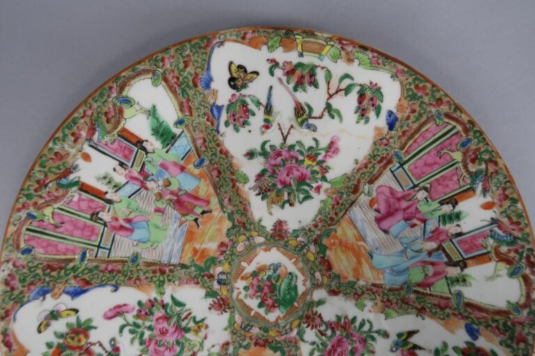 Chine, Canton - Grand plat en porcelaine émaillée dans le goût de la Famille Ro…