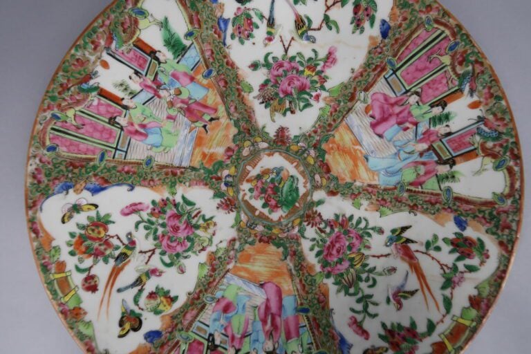 Chine, Canton - Grand plat en porcelaine émaillée dans le goût de la Famille Ro…