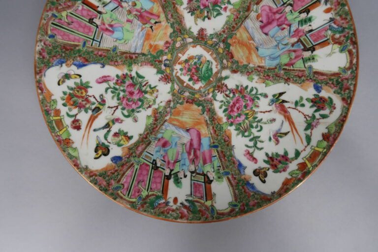 Chine, Canton - Grand plat en porcelaine émaillée dans le goût de la Famille Ro…