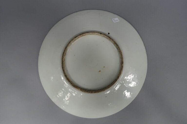Chine, Canton - Grand plat en porcelaine émaillée dans le goût de la Famille Ro…