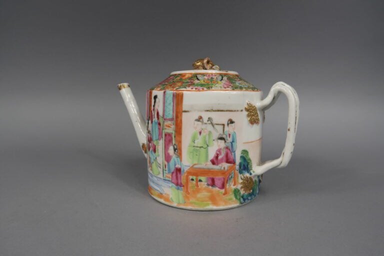 Chine, Canton - Parties de services en porcelaine émaillée polychrome à décor d…
