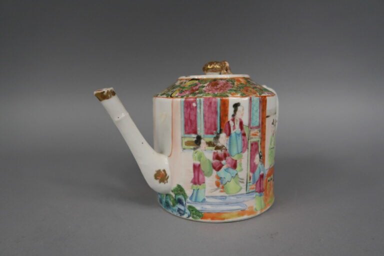 Chine, Canton - Parties de services en porcelaine émaillée polychrome à décor d…