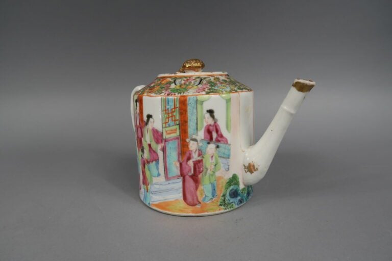 Chine, Canton - Parties de services en porcelaine émaillée polychrome à décor d…