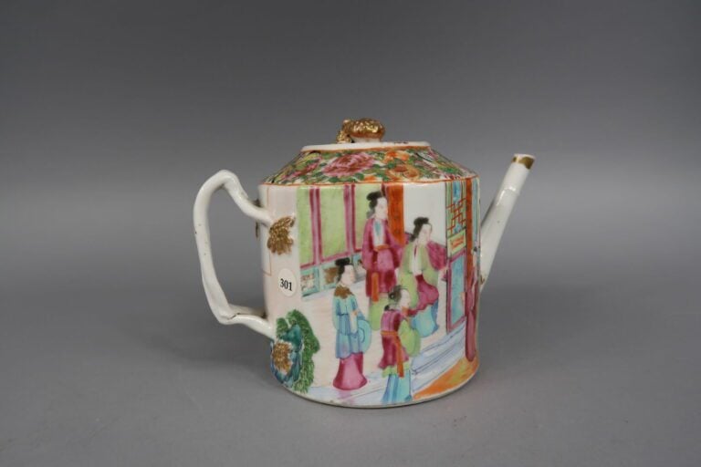 Chine, Canton - Parties de services en porcelaine émaillée polychrome à décor d…