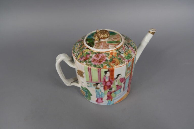 Chine, Canton - Parties de services en porcelaine émaillée polychrome à décor d…