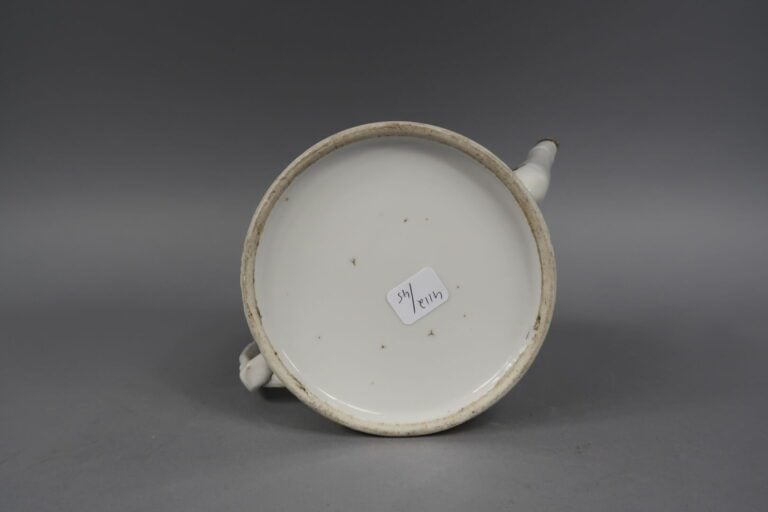 Chine, Canton - Parties de services en porcelaine émaillée polychrome à décor d…