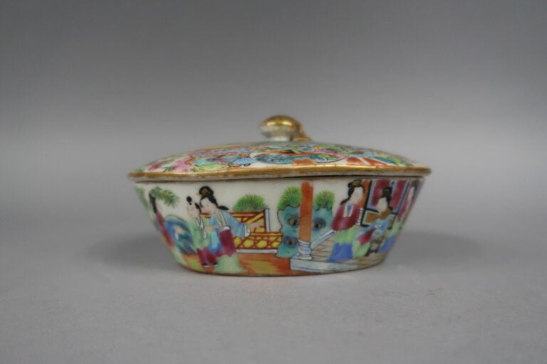 Chine, Canton - Parties de services en porcelaine émaillée polychrome à décor d…