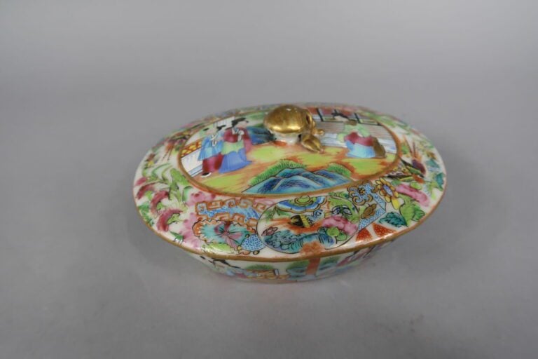 Chine, Canton - Parties de services en porcelaine émaillée polychrome à décor d…