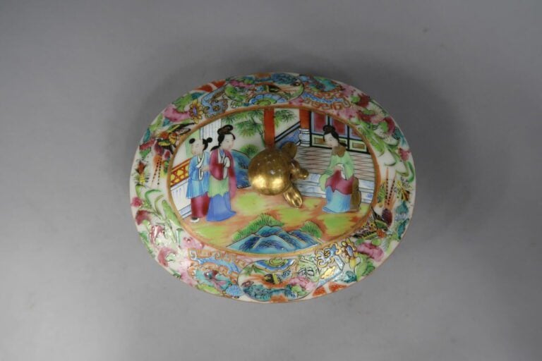Chine, Canton - Parties de services en porcelaine émaillée polychrome à décor d…