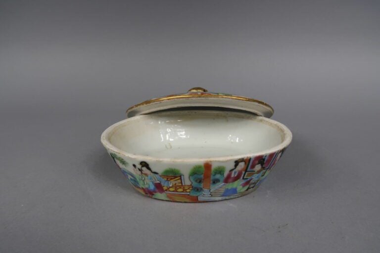 Chine, Canton - Parties de services en porcelaine émaillée polychrome à décor d…