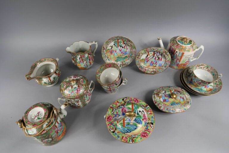 Chine, Canton - Parties de services en porcelaine émaillée polychrome à décor d…